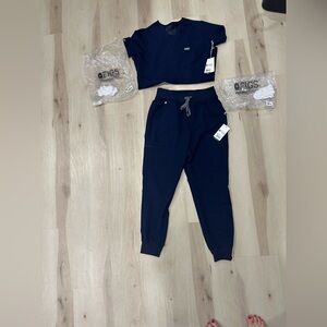 FIGS Catarina Top Scrub Set NWT